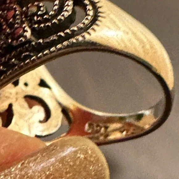 Sterling silver Marcasite onyx ring approximate size 6 1/2 to 6 3/4. - Picture 5 of 6